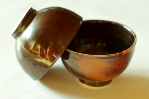 2 bols en porcelaine tournés à l'atelier, puis émaillésavec un émail créé par moi, création artisanal